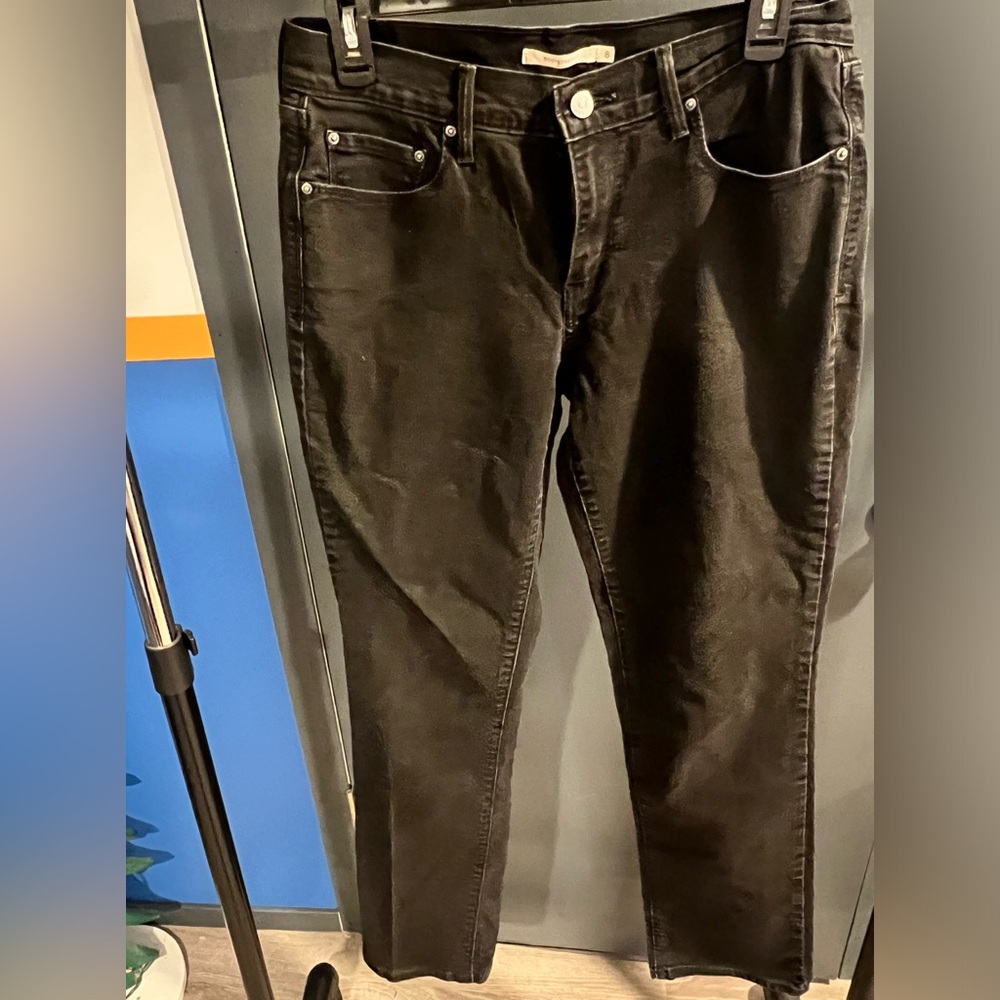 Women’s Black Levi’s 505 straight jeans, size 8